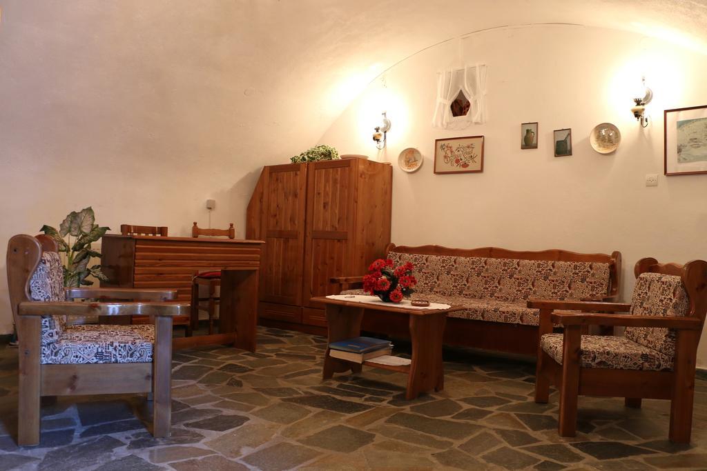 Maleatis Apollo Guesthouse Kosmas Bagian luar foto