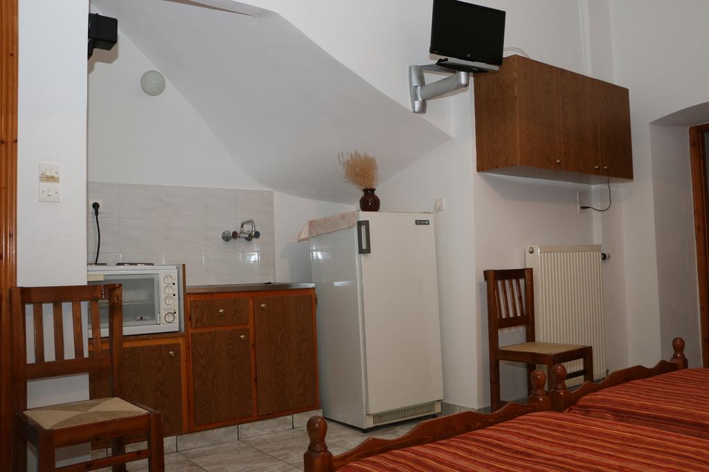 Maleatis Apollo Guesthouse Kosmas Bagian luar foto
