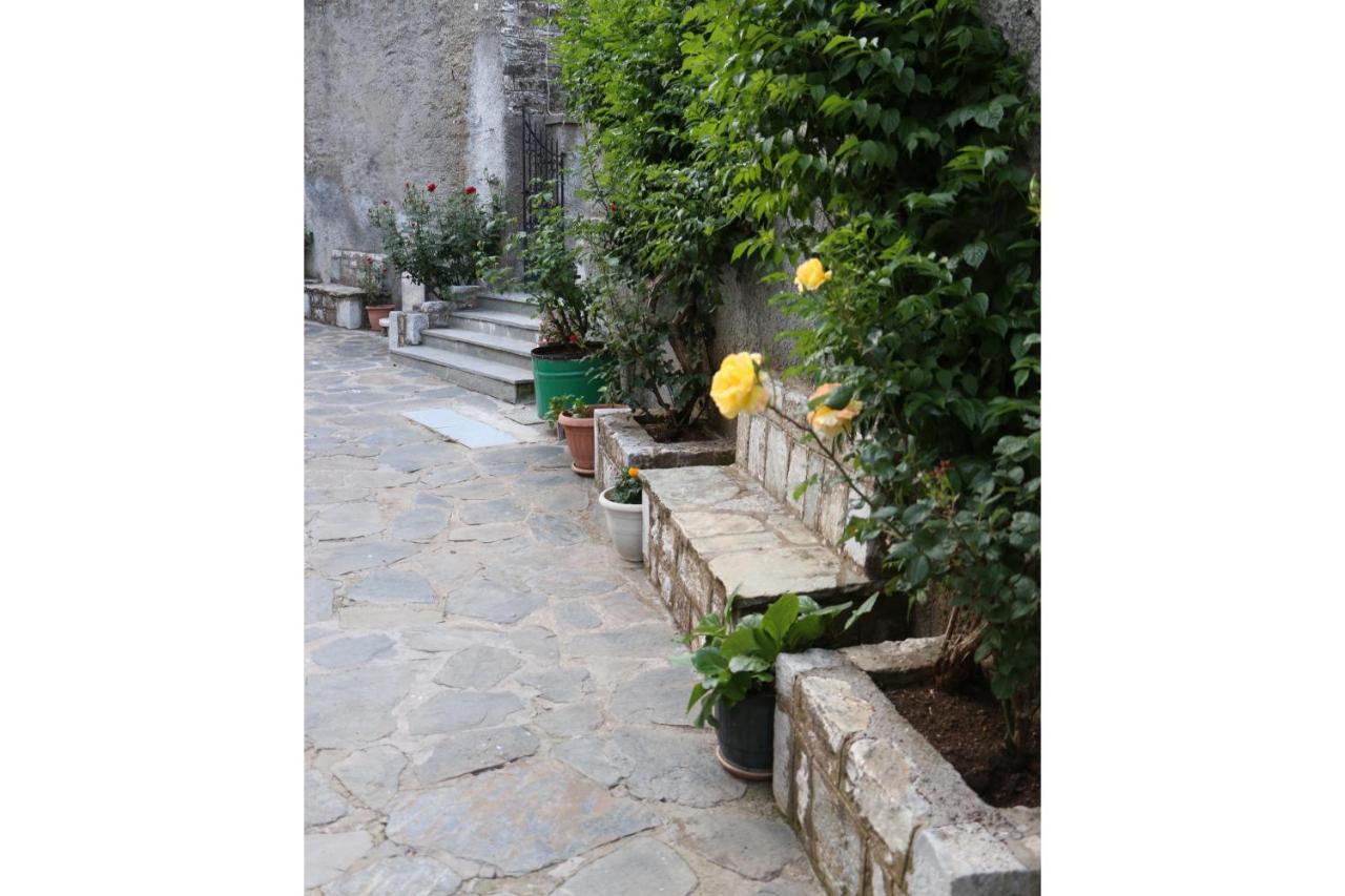 Maleatis Apollo Guesthouse Kosmas Bagian luar foto